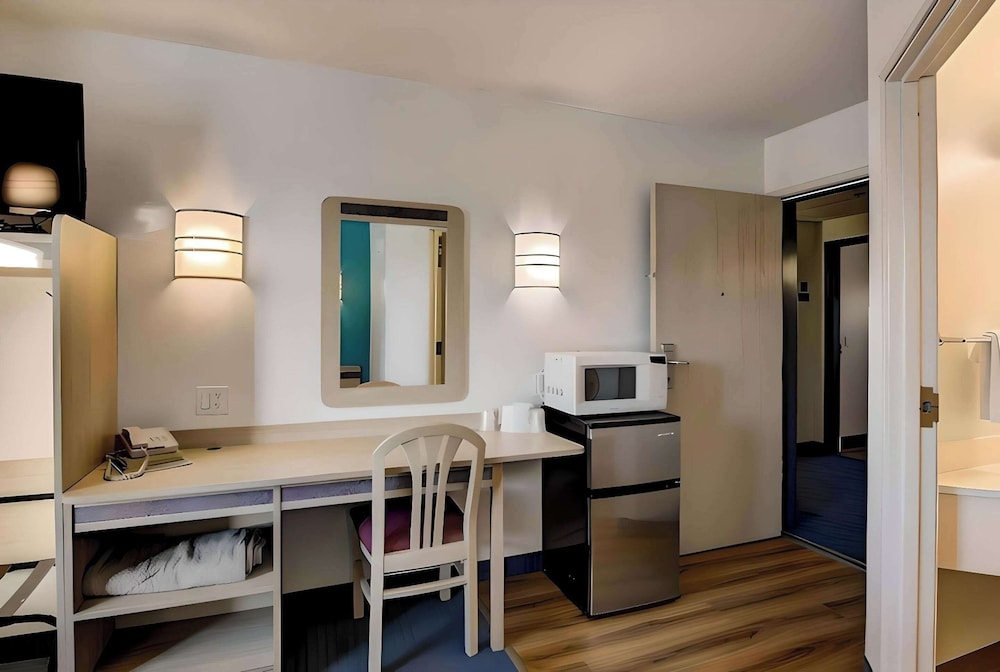 Econo Lodge Menomonie - photo 46