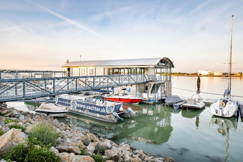 Yachter Club Modrá Čajka — hotel in Bratislava