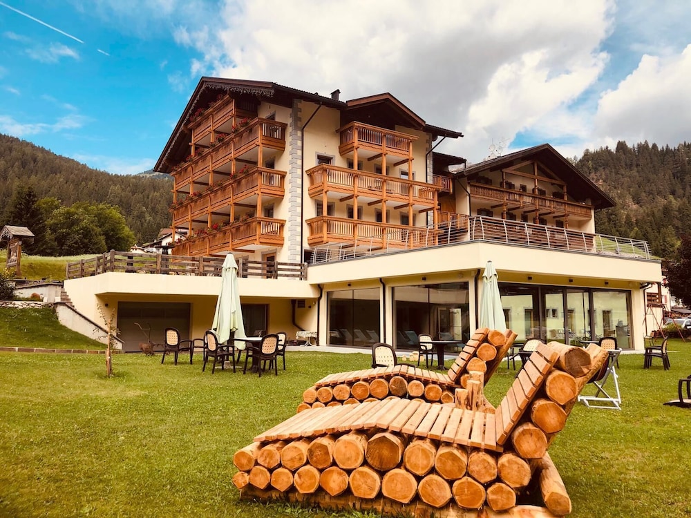 Wellness Hotel Dolomia — hotel in Soraga