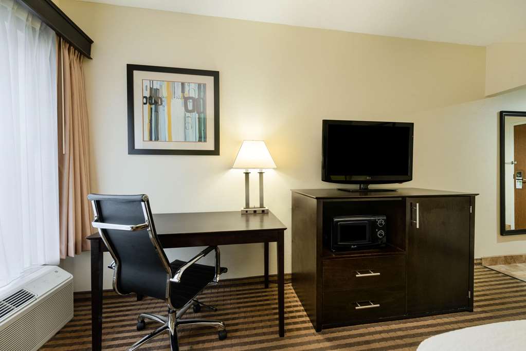 La Quinta Inn & Suites by Wyndham Columbus Grove City - photo 54