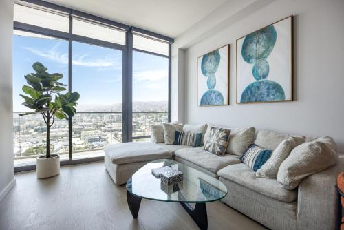 Seven Mile Penthouse Dream Hollywood View Pool — 4-Star Luxury Hotel in Los Angeles, United States