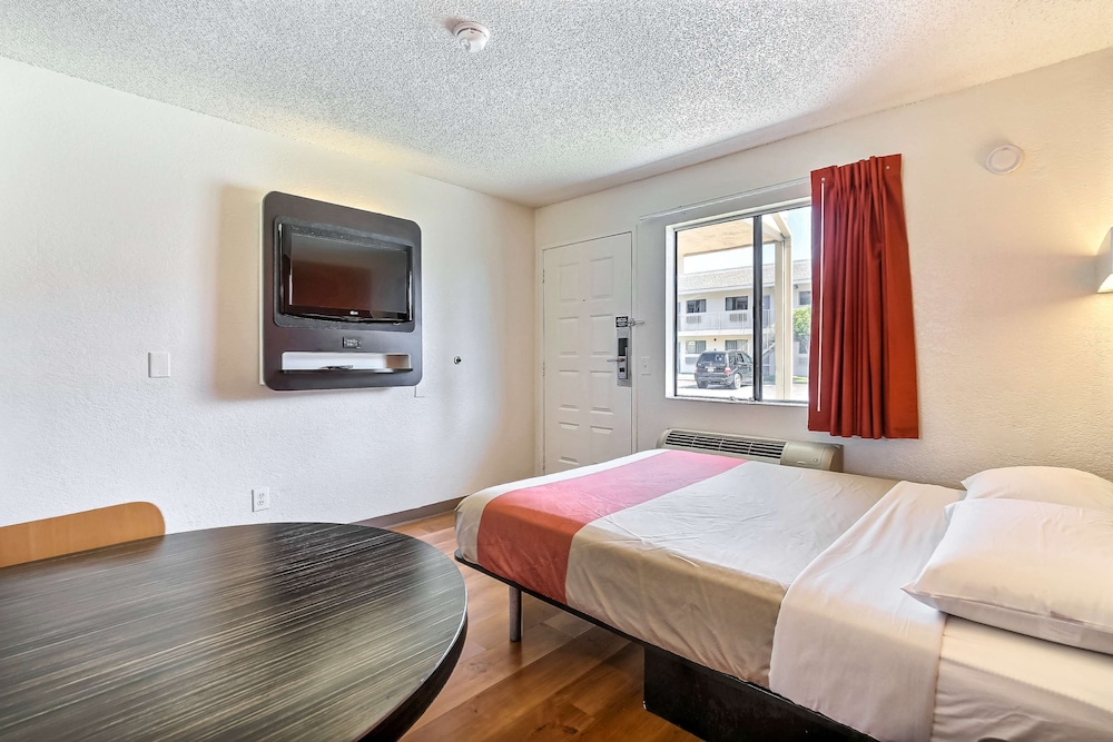 Motel 6 Oakland Airport - photo 7