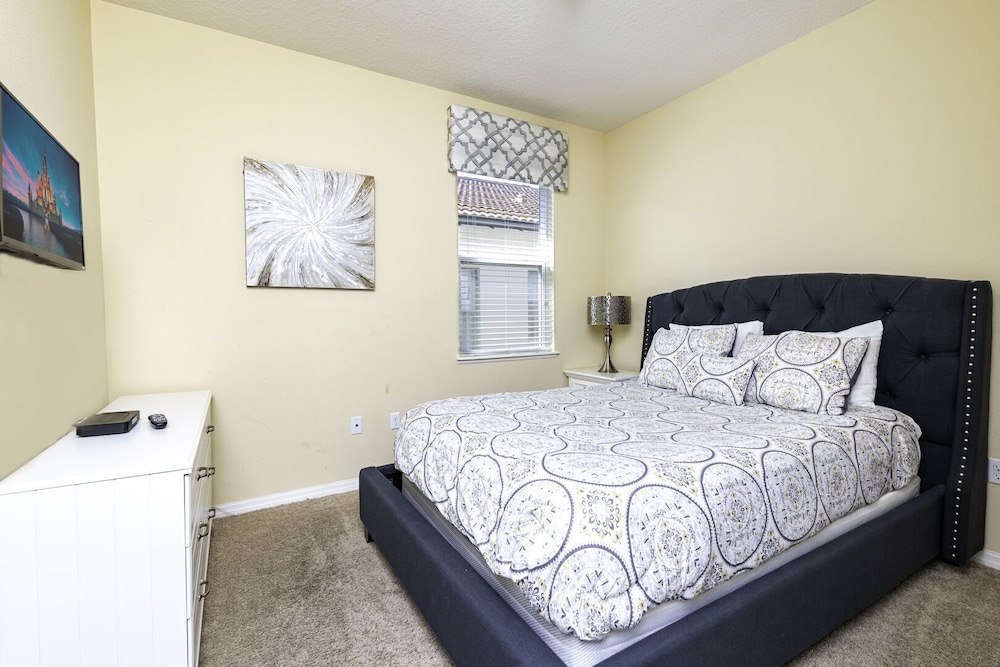 Newly Remodeled 1 story 5 Bed 5 Bath with Pvt Pool Spa And Game Room - photo 8