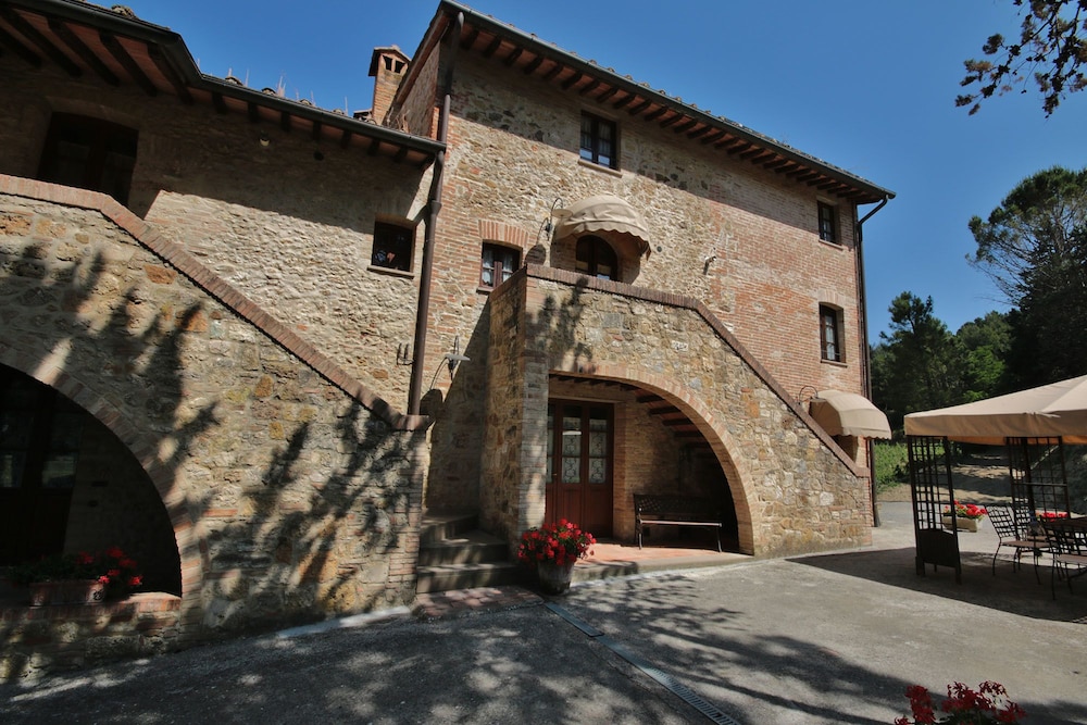 Azienda Agricola e Agriturismo Vallorsi — 4-Star Luxury Hotel in Terricciola, Italy