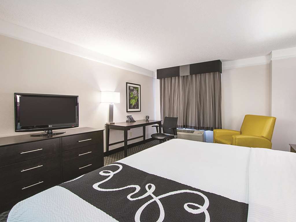 La Quinta Inn & Suites by Wyndham Plantation at SW 6th St - photo 21