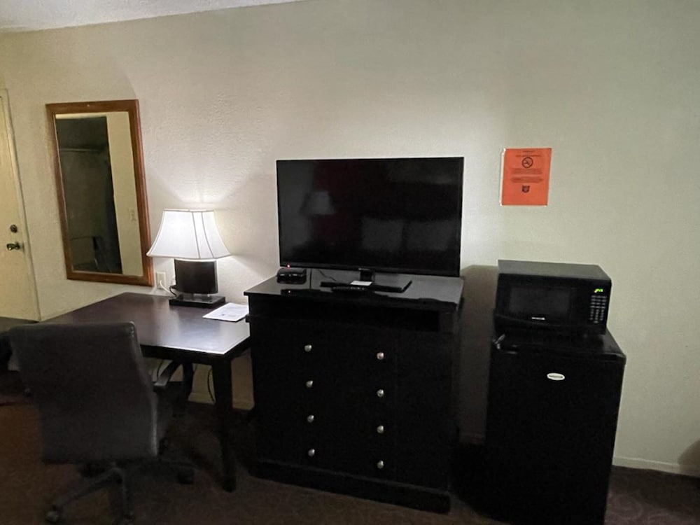 Knights Inn By Capital O Emporia I 35 - photo 17