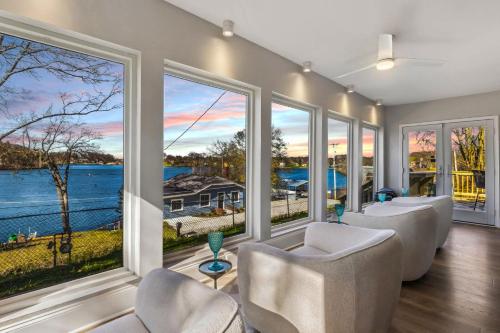 Hilltop Lakehouse Free Kayaks Deck PLX