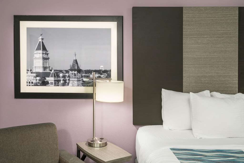 La Quinta Inn & Suites by Wyndham Clarksville - photo 13