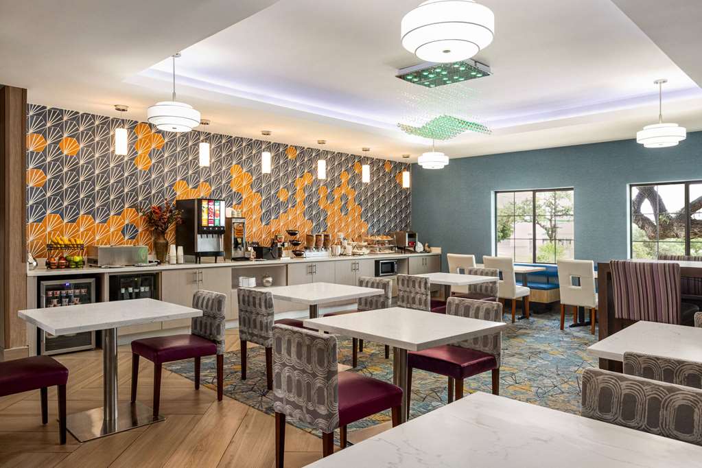 La Quinta Inn & Suites by Wyndham San Antonio N Stone Oak - photo 34