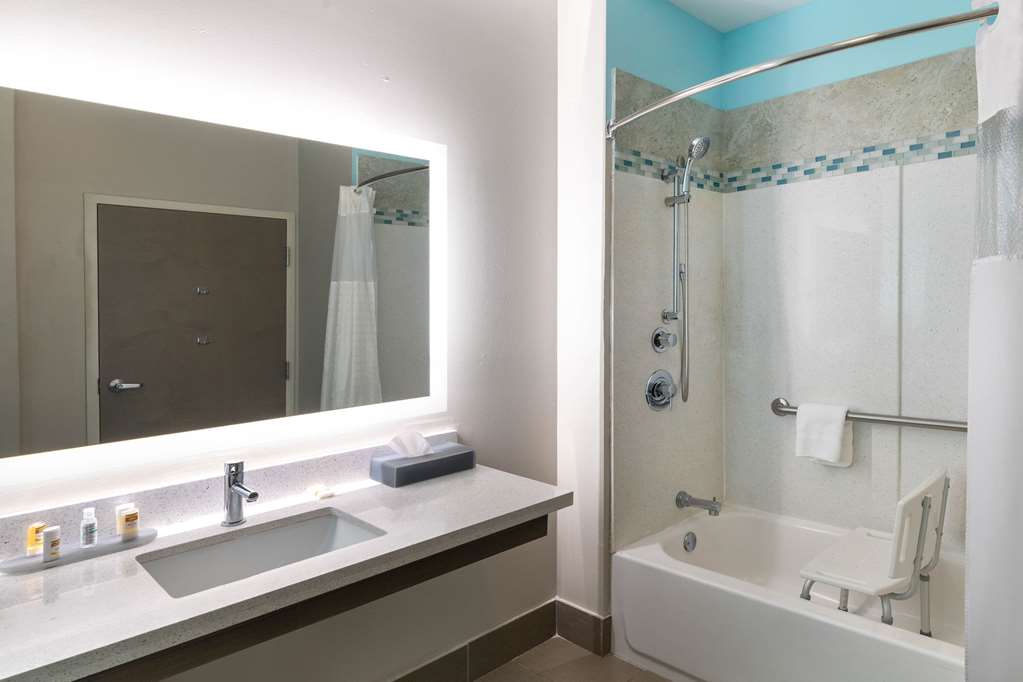 La Quinta Inn & Suites by Wyndham Forsyth - photo 20