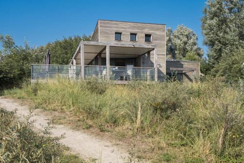 Super Deluxe Villa 6p Omringd door Natuur Villa 27 — 4-Star Luxury Hotel in Ouddorp, Netherlands