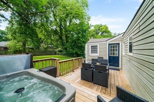 Next to Expo 5 beds Hot tub corn hole pets in Tulsa, United States