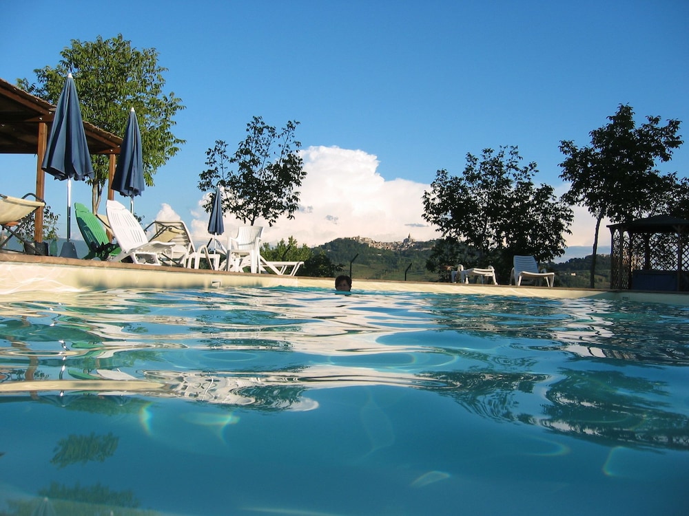 Agriturismo La Torriola — 4-Star Luxury Hotel in Todi, Italy
