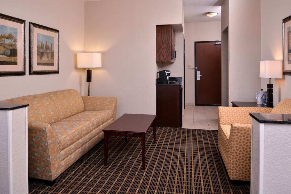 Holiday Inn Express Hotel & Suites Pittsburg by IHG - photo 16
