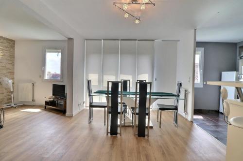 Le Factory Grand & Lumineux Mon Groom in Troyes, France