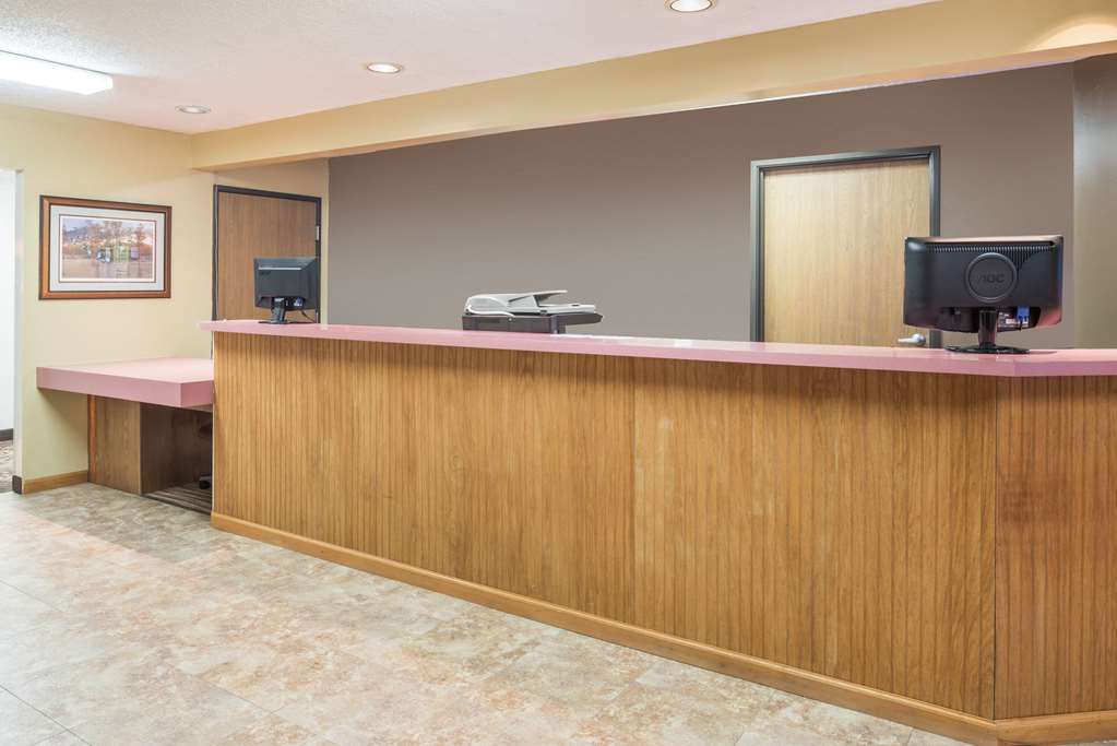 Super 8 by Wyndham Jerseyville - photo 2