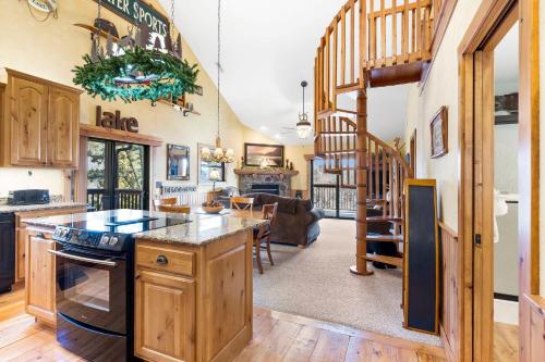 2BR Loft Village At Indian Point 1809 near SDC Free Tickets Daily up to 500 in Branson, United States