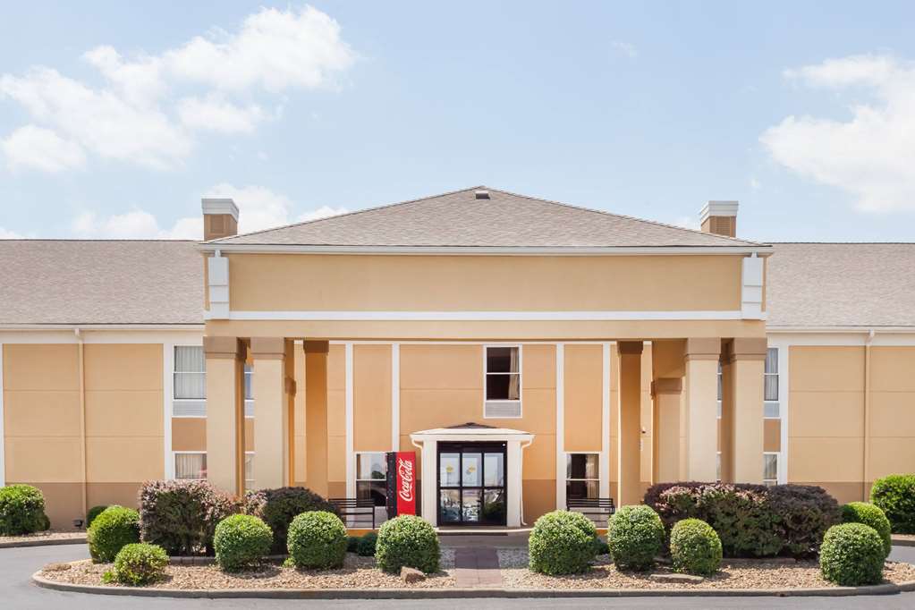 Super 8 by Wyndham Evansville North - photo 2