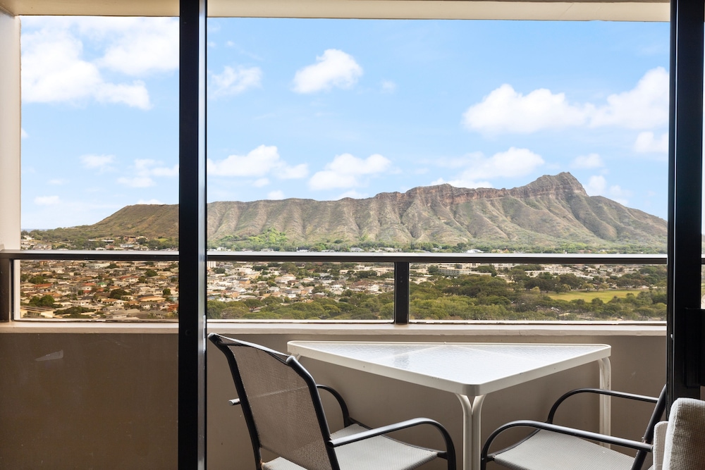Spectacular Ocean & Diamond Head View 2 Bedroom Condo w Free Parking by Koko Resort Vacation Rentals - photo 13
