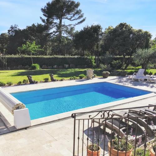 Villa élégante à Régusse avec piscine privée — 4-Star Luxury Hotel in Moissac, France