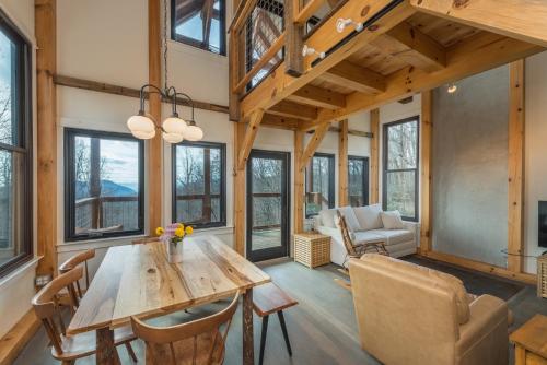 Hot Tub & Mtn Views: Modern Old Fort Hideaway — hotel in Gila Bend