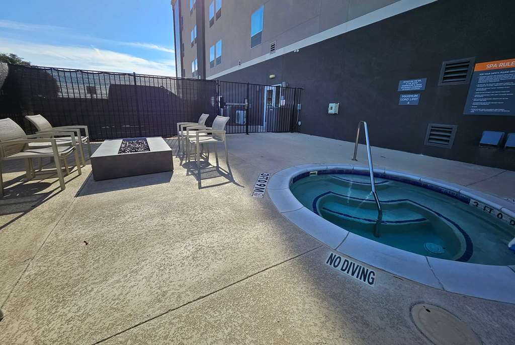 La Quinta Inn & Suites by Wyndham Red Oak TX IH 35E - photo 20