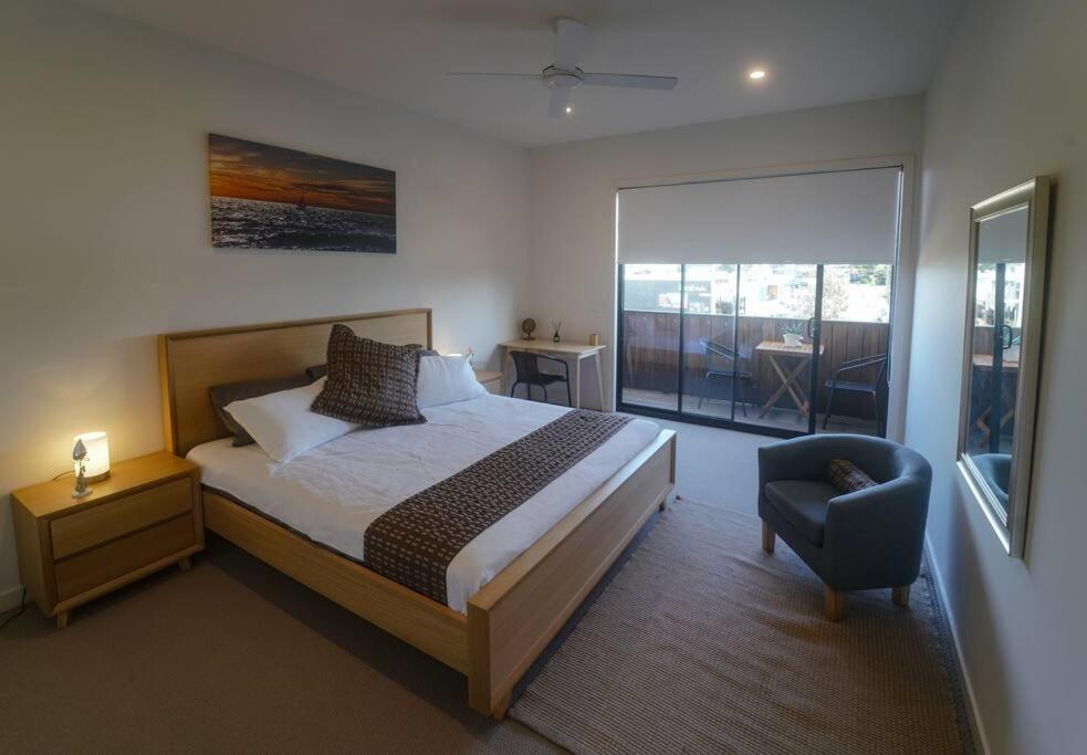 Modern Air Conditioned 3 Bedroom Townhouse in Centre of Cape Woolamai — 4-Star Luxury Hotel in Phillip Island, Australia