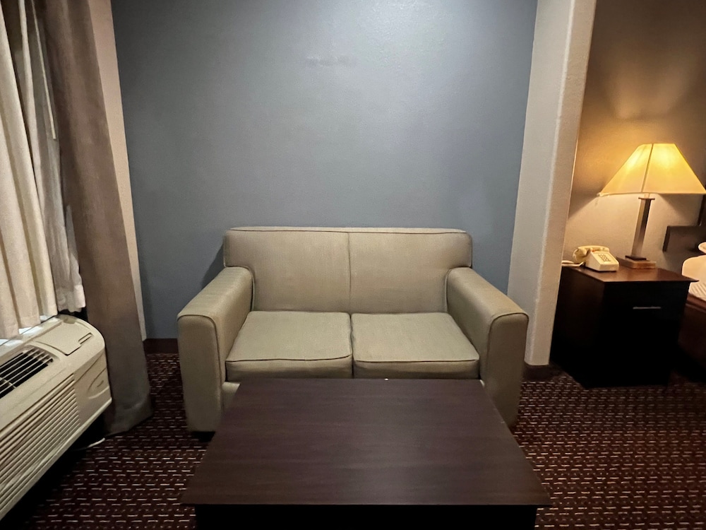 Super 8 by Wyndham Center - photo 28