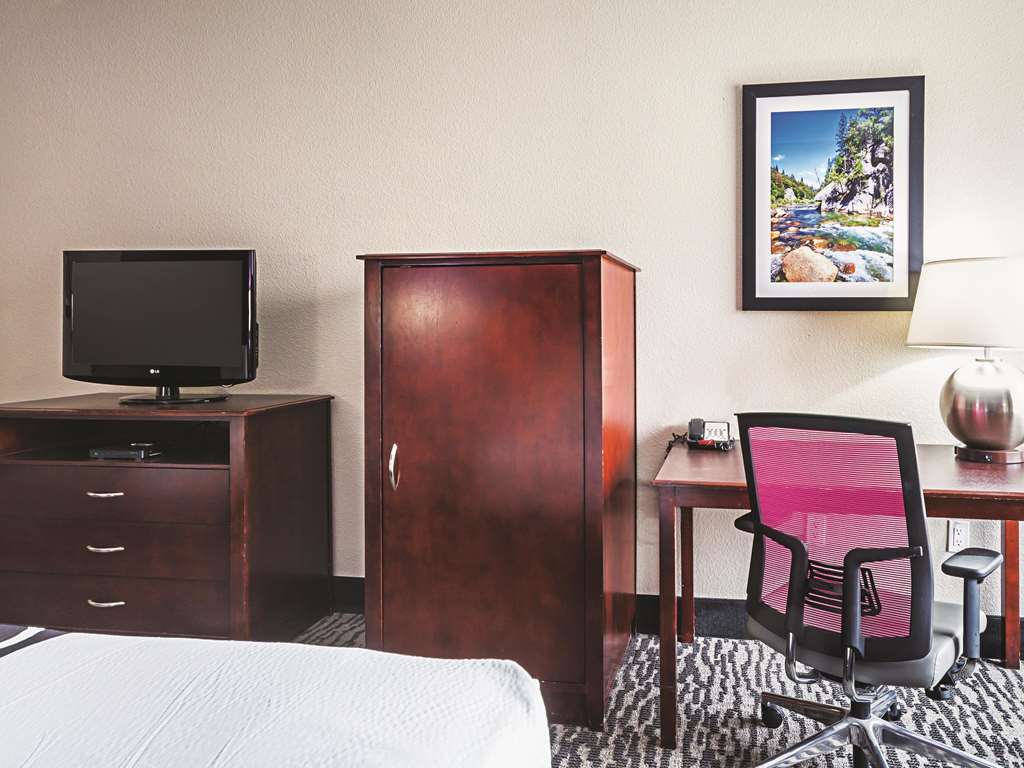 La Quinta Inn & Suites by Wyndham Fresno Northwest - photo 23