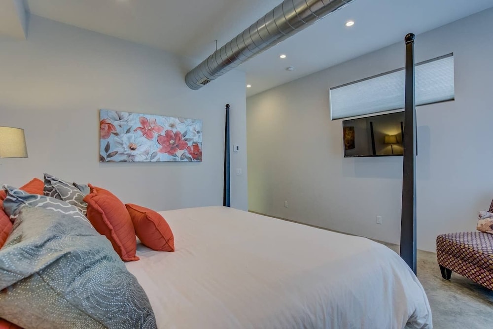3BR Modern Marveldowntown Customprivate Balcony - photo 3
