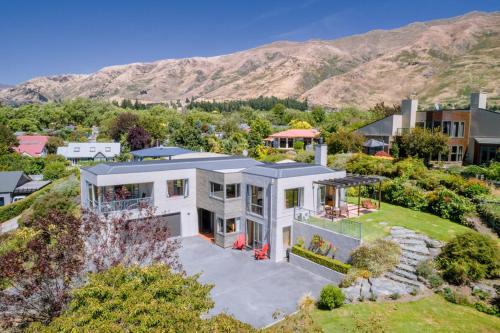 Sargood Splendour Wanaka Holiday Home — 4-Star Luxury Hotel in Wanaka, New Zealand
