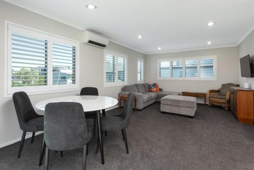 Modern Marine Parade Apartment — 4-Star Luxury Hotel in Tauranga, New Zealand