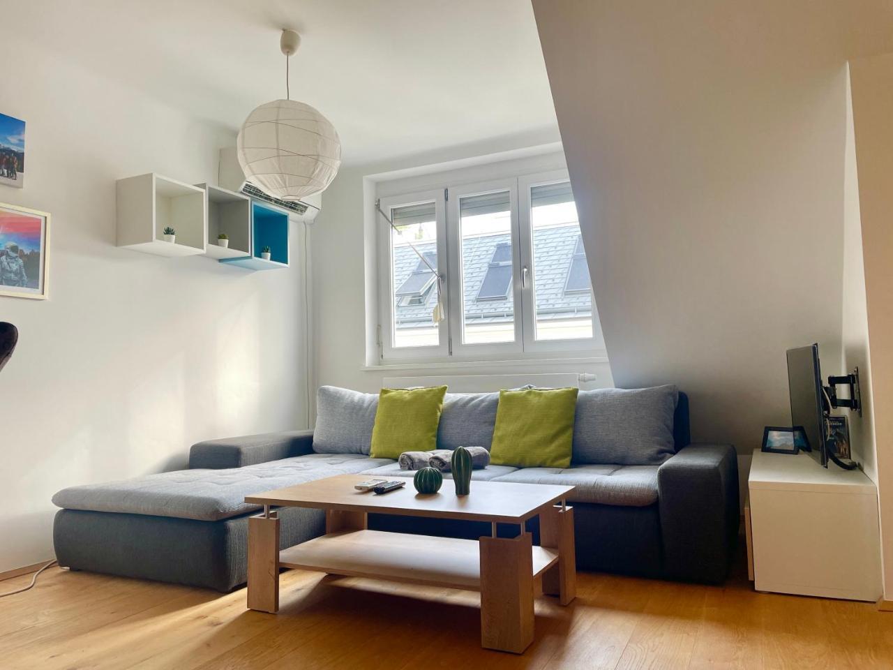 60 m2 Central Rooftop Apartment with AC — 4-Star Luxury Hotel in Vienna, Austria