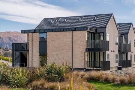 Alps Serenity Retreat Wanaka — 4-Star Luxury Hotel in Wanaka, New Zealand