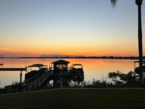 Lakefront Duplex With Pontoon Boat Downtown — 4-Star Luxury Hotel in Mount Dora, United States