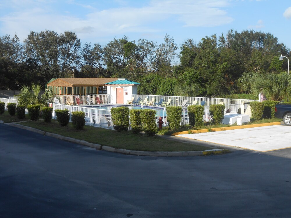Executive Garden Titusville Hotel - photo 25