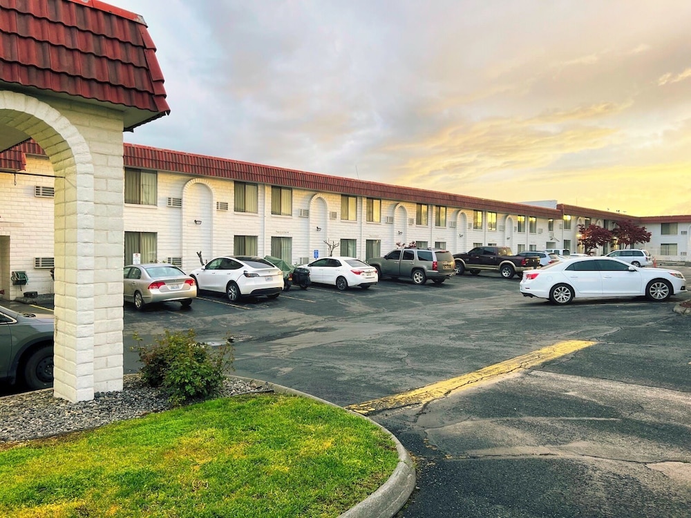 Hermiston Inn & Suites - photo 34