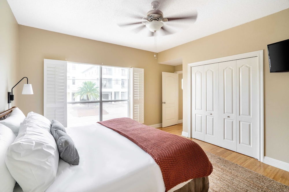 Hourglass by Avantstay Chic Beach Getaway w Pool & Two Large Balconies - photo 23