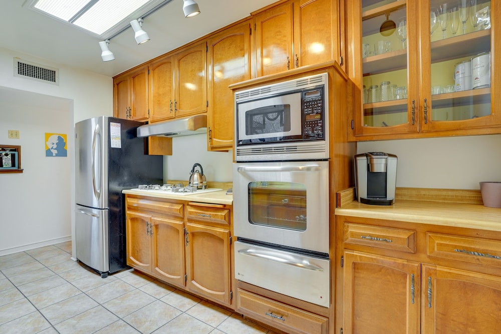 Single Story Retreat about 1 Mi to Downtown Tucson in Tucson, United States