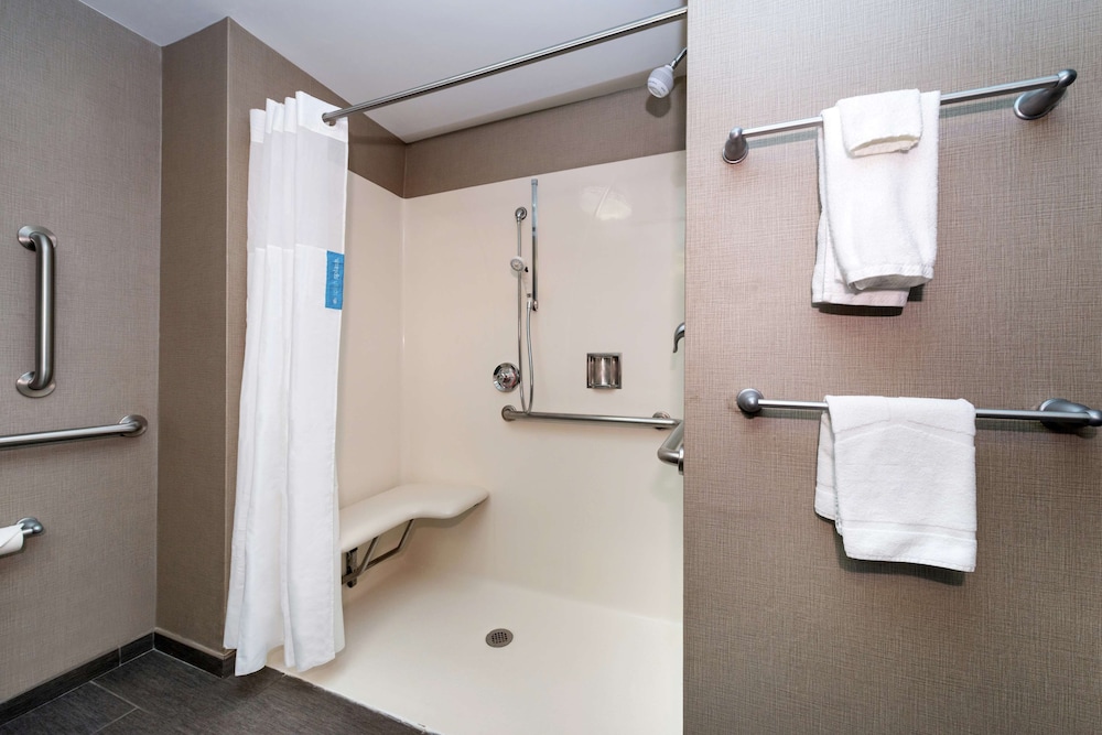 Hampton Inn & Suites Greensboro Coliseum Area - photo 46