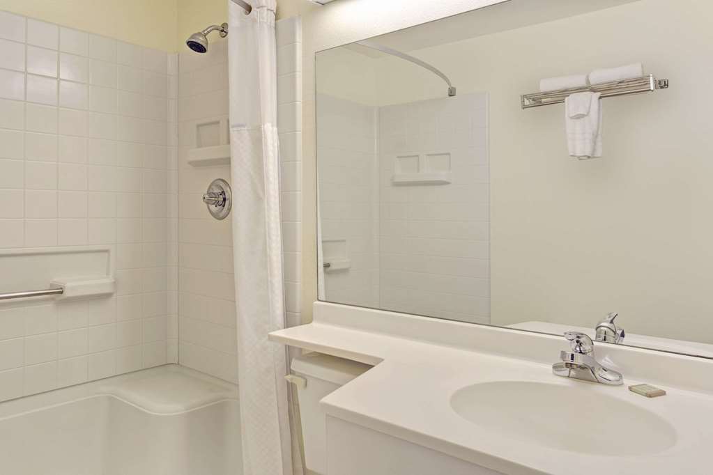 Super 8 by Wyndham Windsor - photo 7