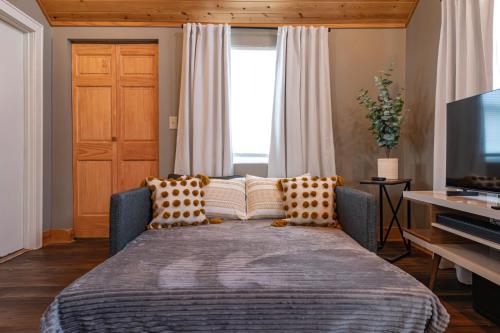 Charming Benson Home Sleeps 5 Hot Tub — Omaha — photo 4