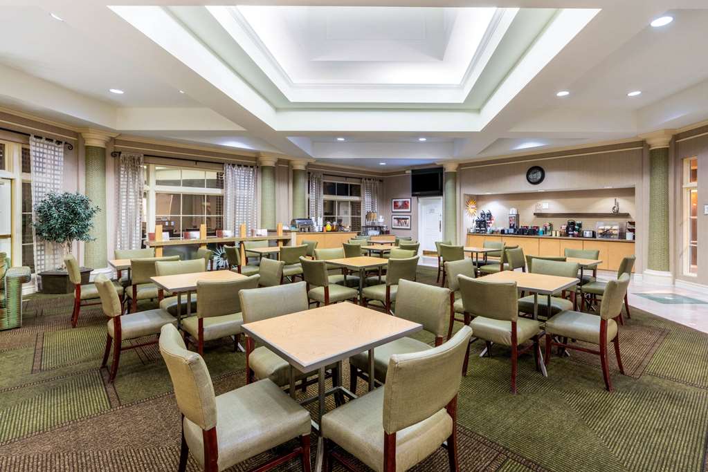 La Quinta Inn & Suites by Wyndham Phoenix West Peoria - photo 6
