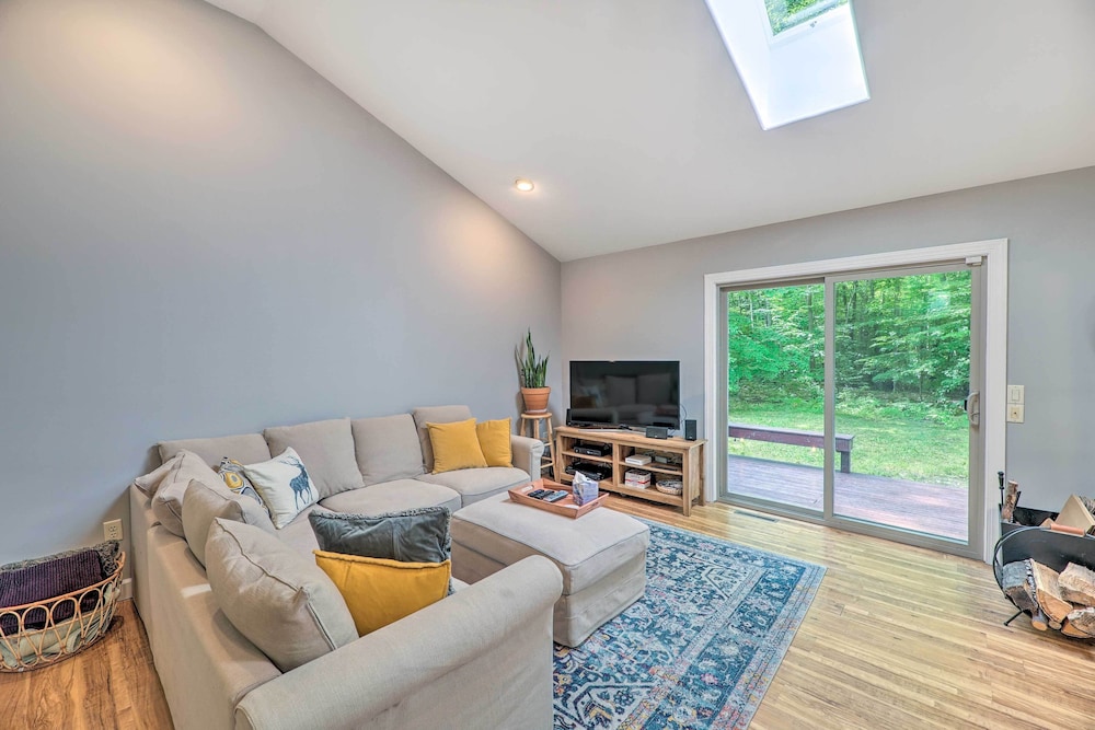 Cozy Whitehall Hideaway with Hot Tub and Chiminea — hotel in Whitehall