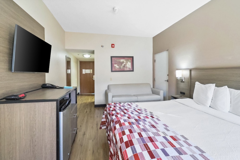 Red Roof Inn & Suites Fayetteville Fort Bragg - photo 13
