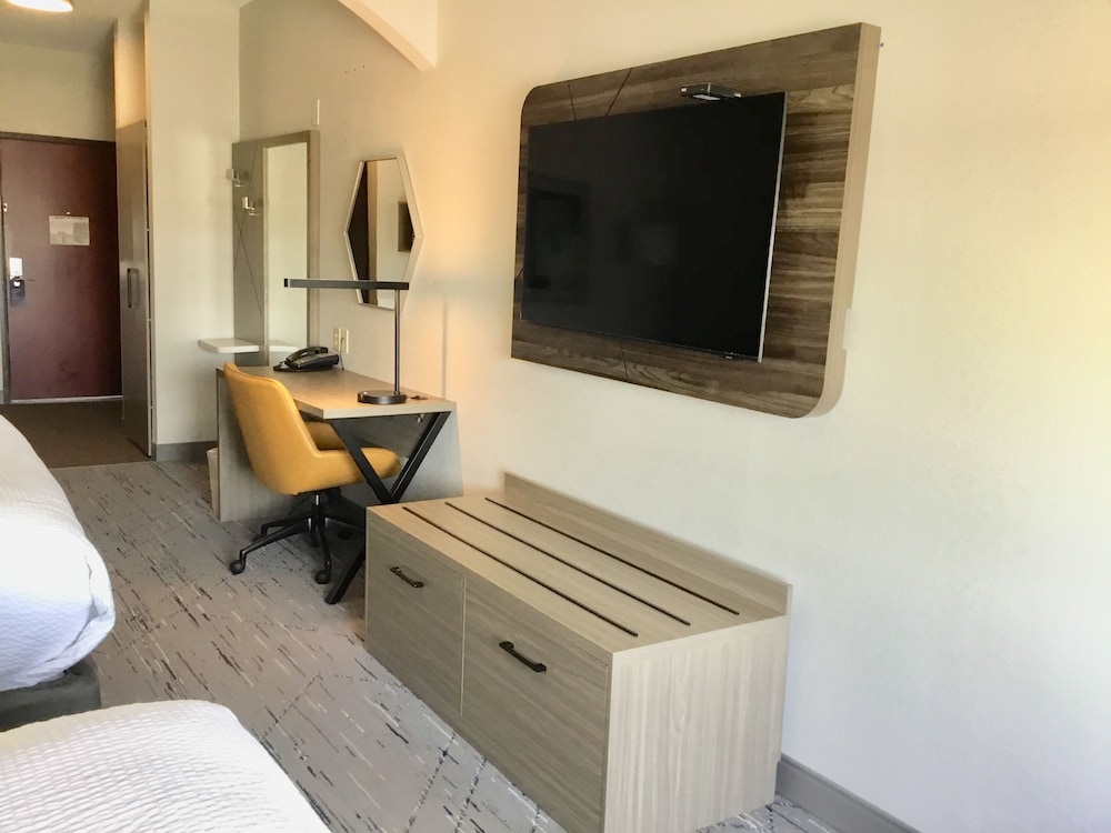 Holiday Inn Express Hotel & Suites Pratt by IHG - photo 9