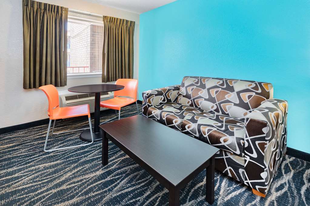Howard Johnson by Wyndham Houston Hobby Airport - photo 28