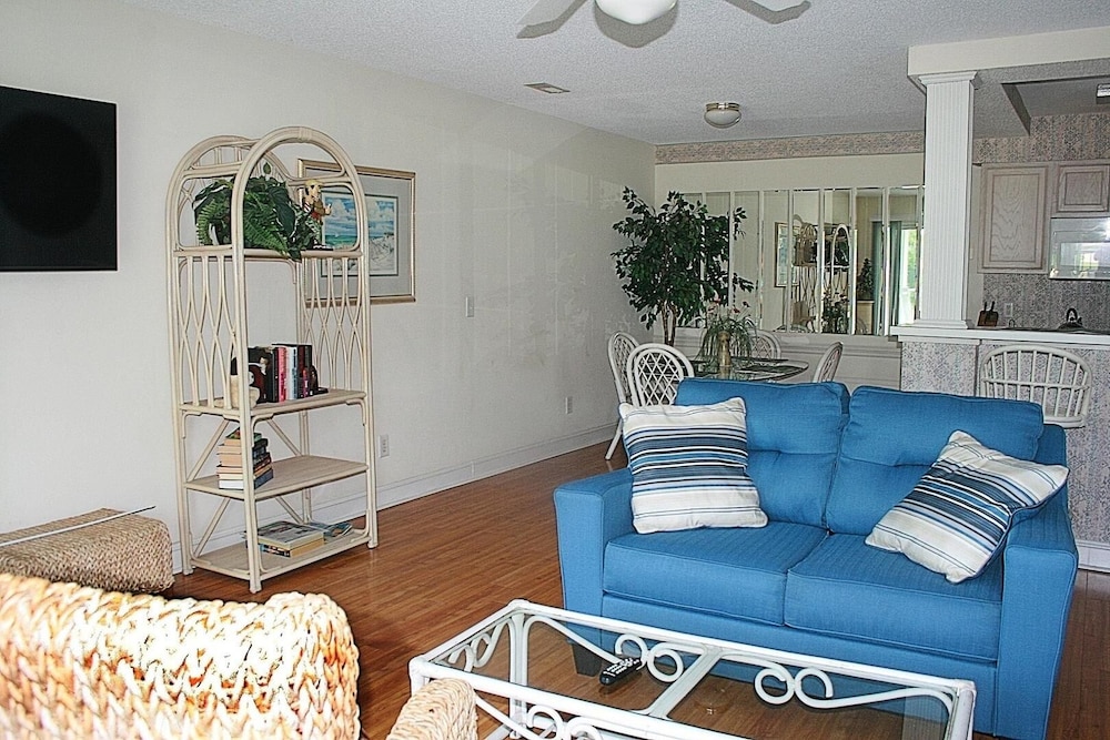 Brunswick Plantation Resort and Golf Condo 805M with Full Kitchen by RedAwning — hotel in Calabash