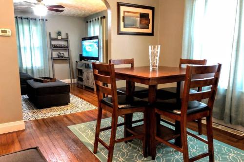 2BR Private House Available close to UE — 4-Star Luxury Hotel in Evansville, United States