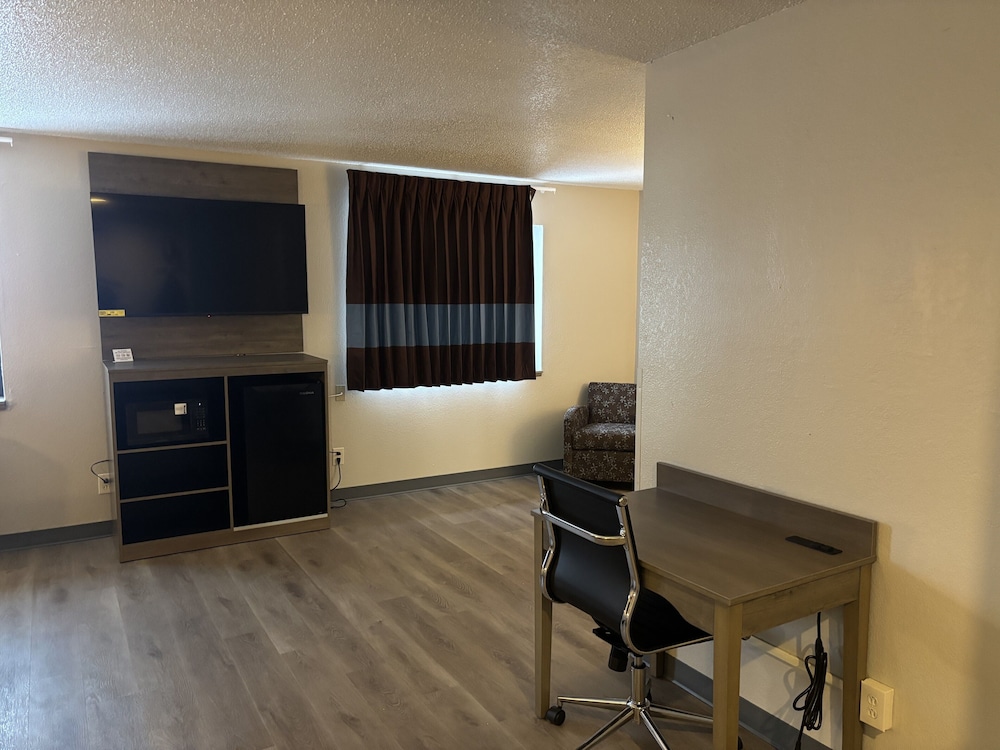 Super 8 by Wyndham Hammond North - photo 26